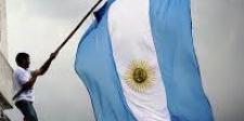 La bandera argentina flameando en un mástil que porta un ciudadano