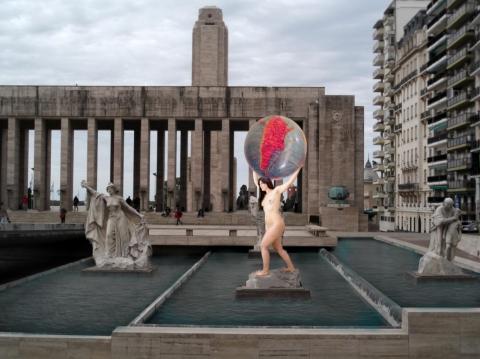 La Matria collage digital de una mujer sosteniendo el mundo que muestra solo Argentina