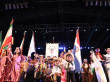 Fiesta de Colectividades Comunidades con sus banderas