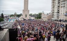 Multitud de estudiantes festejando el Banderazo