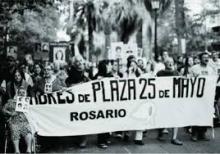 Madres de la palaza 25 de mayo con pancarta