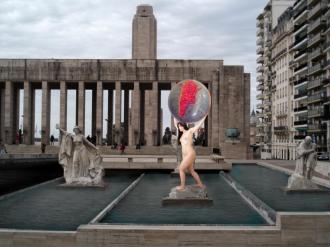 collage digital de una mujer sosteniendo el mundo que muestra solo Argentina